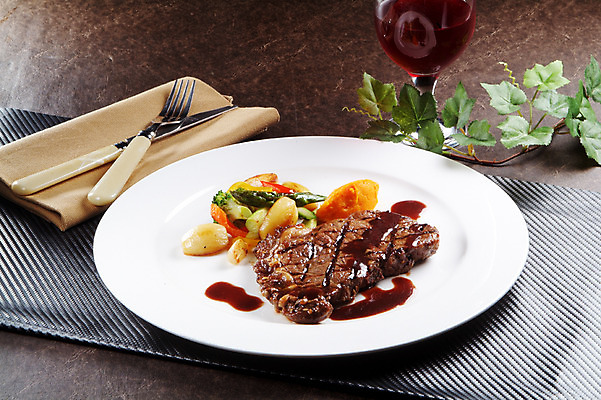 포토 JPG 스튜디오촬영 그릇 접시 음식 포크 잎 와인잔 술잔 피망 잔 감자 실내 스테이크 요리 사람없음 당근 나이프 브로콜리 레드와인 냅킨 아스파라거스 국내포토 식물 식기 채소 뿌리채소 서양음식 내부 와인 칼 파일형식