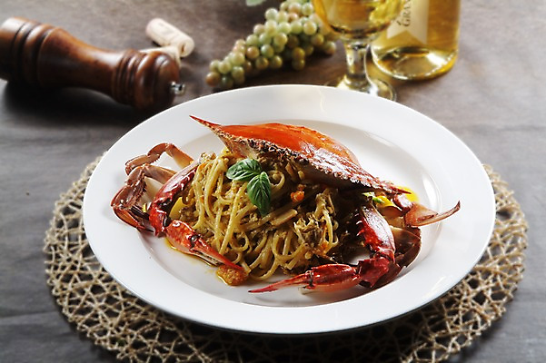 포토 JPG 스튜디오촬영 그릇 접시 음식 와인잔 술잔 실내 스파게티 요리 사람없음 와인 꽃게 면류 면 화이트와인 받침대 와인병 꽃게스파게티 국내포토 식기 병_용기 잔 주류 파스타 내부 게 파일형식