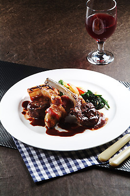 포토 JPG 스튜디오촬영 그릇 접시 음식 와인잔 술잔 양파 피망 잔 실내 스테이크 요리 사람없음 와인 닭고기 식탁보 레드와인 시금치 양고기 양갈비 국내포토 식기 채소 주류 서양음식 육류 내부 파일형식