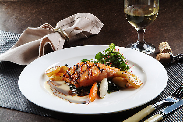 포토 JPG 스튜디오촬영 그릇 접시 음식 포크 와인잔 술잔 잔 감자 실내 스테이크 요리 사람없음 당근 식탁보 나이프 화이트와인 냅킨 연어 코르크 연어스테이크 국내포토 식기 채소 뿌리채소 서양음식 어류 내부 와인 칼 파일형식