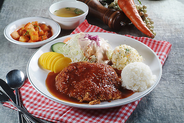 포토 JPG 스튜디오촬영 그릇 접시 음식 포크 밥 오이 실내 요리 사람없음 장식 숟가락 샐러드 튀김 식탁보 나이프 돈가스 깍두기 받침대 국 단무지 국내포토 식기 채소 김치 수저 내부 칼 커틀릿 파일형식