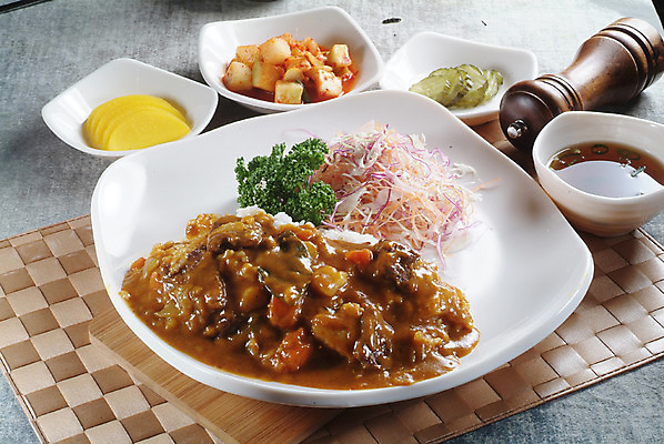 포토 JPG 스튜디오촬영 그릇 접시 음식 밥 실내 파슬리 요리 사람없음 샐러드 깍두기 받침대 덮밥 피클 국 단무지 카레라이스 카레덮밥 국내포토 식기 채소 김치 내부 카레 절임 파일형식