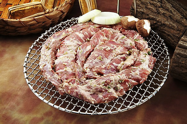 포토 JPG 스튜디오촬영 한국문화 그릇 양파 실내 생고기 육류 돼지고기 요리 사람없음 그릴 표고버섯 갈매기살 국내포토 동양문화 식기 채소 식재료 주방용품 한국 내부 버섯 파일형식