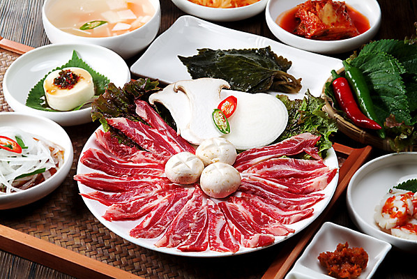 포토 JPG 스튜디오촬영 한국문화 그릇 접시 음식 고추 양파 김치 실내 생고기 육류 요리 사람없음 소고기 받침대 쌈 홍고추 깻잎 양송이 배추김치 쌈장 풋고추 물김치 송이버섯 깻잎절임 연두부 국내포토 동양문화 식기 한식 채소 식재료 한국 내부 버섯 양념 두부 절임 파일형식