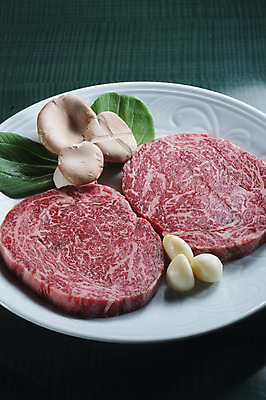 포토 JPG 스튜디오촬영 한국문화 그릇 접시 실내 마늘 생고기 육류 요리 사람없음 소고기 청경채 송이버섯 꽃등심 국내포토 동양문화 식기 채소 식재료 한국 내부 버섯 파일형식