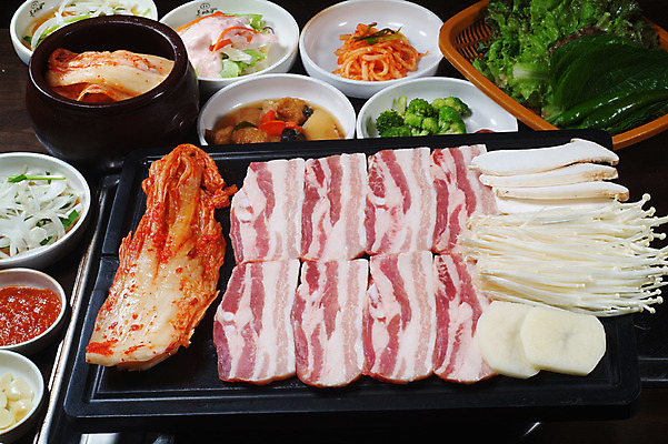 포토 JPG 스튜디오촬영 그릇 고추 양파 감자 실내 마늘 생고기 돼지고기 요리 사람없음 상추 브로콜리 구이 쌈 삼겹살 깻잎 팽이버섯 배추김치 쌈장 불판 새송이버섯 양파장아찌 채김치 국내포토 식기 음식 채소 김치 육류 내부 버섯 양념 장아찌 파일형식