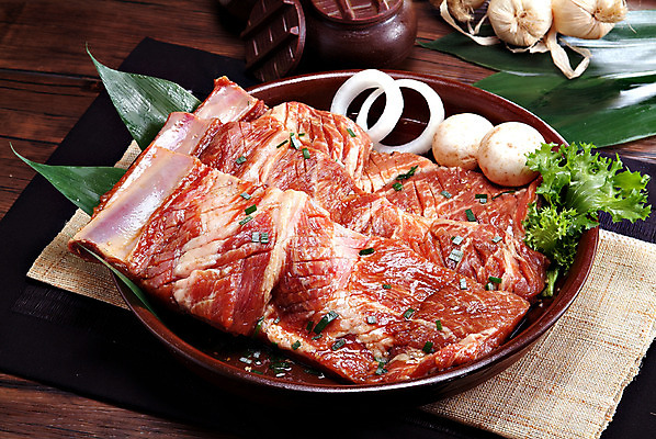 포토 JPG 스튜디오촬영 그릇 양파 실내 마늘 생고기 육류 돼지고기 요리 사람없음 천 받침대 갈비 양송이 양념갈비 나무탁자 돼지갈비 국내포토 식기 채소 식재료 탁자 내부 버섯 직물 파일형식