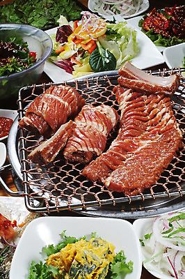 포토 JPG 스튜디오촬영 그릇 접시 반찬 양파 실내 생고기 육류 돼지고기 요리 사람없음 샐러드 그릴 상추 상차림 갈비 불판 양념갈비 돼지갈비 호박샐러드 국내포토 식기 음식 채소 식재료 주방용품 내부 파일형식