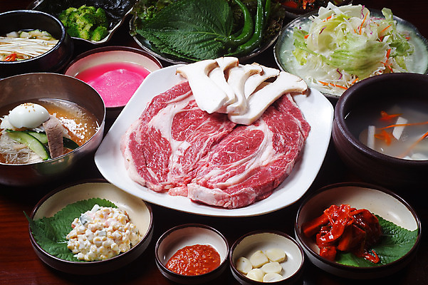 포토 JPG 스튜디오촬영 한국문화 그릇 접시 고추 실내 마늘 생고기 육류 요리 사람없음 샐러드 소고기 면류 면 상추 브로콜리 쌈 깻잎 쌈장 냉면 풋고추 송이버섯 물냉면 동치미 등심 무쌈 콘샐러드 제철음식 국내포토 동양문화 식기 한식 음식 채소 식재료 여름음식 김치 한국 내부 버섯 양념 제철 파일형식