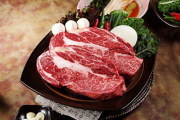 포토 JPG 스튜디오촬영 한국문화 그릇 접시 음식 채소 양파 김치 실내 마늘 생고기 육류 요리 사람없음 소고기 상추 받침대 홍고추 양송이 풋고추 등심 국내포토 동양문화 식기 한식 식재료 고추 한국 내부 버섯 파일형식