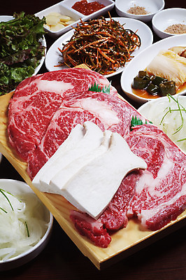 포토 JPG 스튜디오촬영 한국문화 그릇 접시 음식 양파 김치 실내 마늘 생고기 육류 요리 사람없음 소고기 상추 쌈 소금 쌈장 송이버섯 등심 파채 국내포토 동양문화 식기 한식 채소 식재료 한국 내부 버섯 양념 파일형식