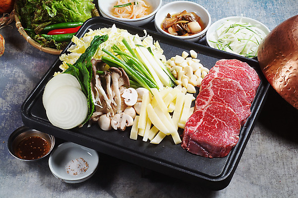 포토 JPG 스튜디오촬영 한국문화 그릇 고추 양파 감자 실내 마늘 생고기 육류 요리 사람없음 버섯 소고기 상추 구이 배추 쌈 홍고추 깻잎 소금 양송이 풋고추 파 느타리버섯 등심 양파장아찌 국내포토 동양문화 식기 음식 채소 식재료 한국 내부 장아찌 파일형식