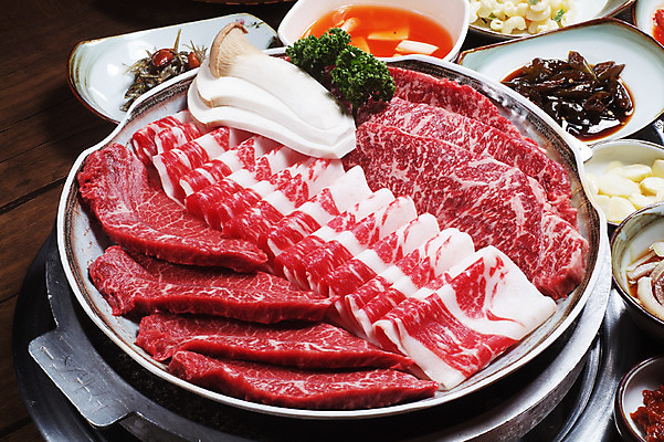 포토 JPG 스튜디오촬영 한국문화 그릇 음식 반찬 실내 파슬리 마늘 생고기 육류 요리 사람없음 소고기 구이 물김치 송이버섯 고추절임 멸치볶음 모듬 차돌박이 국내포토 동양문화 식기 채소 식재료 김치 한국 내부 버섯 볶음 절임 파일형식