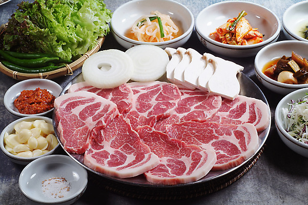 포토 JPG 스튜디오촬영 한국문화 그릇 음식 고추 양파 김치 실내 마늘 생고기 육류 돼지고기 요리 사람없음 샐러드 상추 쌈 소금 쌈장 풋고추 송이버섯 마늘장아찌 무채 목심 국내포토 동양문화 식기 한식 채소 식재료 한국 내부 버섯 양념 장아찌 파일형식