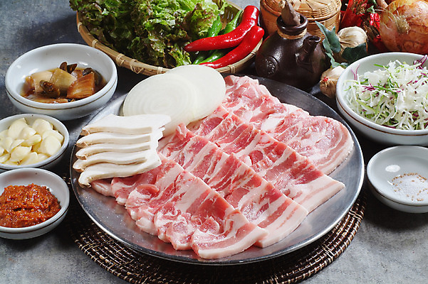 포토 JPG 스튜디오촬영 그릇 접시 회색배경 양파 실내 마늘 생고기 돼지고기 사람없음 샐러드 상추 받침대 삼겹살 홍고추 소금 쌈장 풋고추 새송이버섯 양파장아찌 국내포토 식기 음식 백그라운드 채소 고추 육류 내부 버섯 회색 양념 장아찌 파일형식