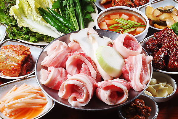 포토 JPG 스튜디오촬영 그릇 접시 고추 양파 김치 실내 마늘 생고기 돼지고기 사람없음 상추 삼겹살 쌈장 풋고추 물김치 나박김치 무채 양파장아찌 국내포토 식기 한식 채소 육류 내부 양념 장아찌 파일형식