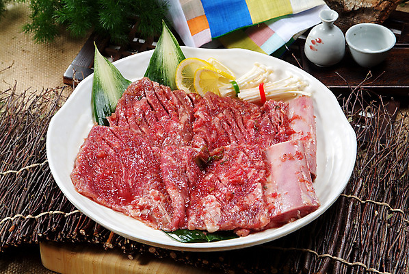 포토 JPG 스튜디오촬영 그릇 술잔 실내 생고기 육류 요리 사람없음 장식 소고기 볏짚 레몬 갈비 팽이버섯 양념갈비 색동천 소갈비 국내포토 식기 과일 식재료 잔 내부 버섯 짚 파일형식