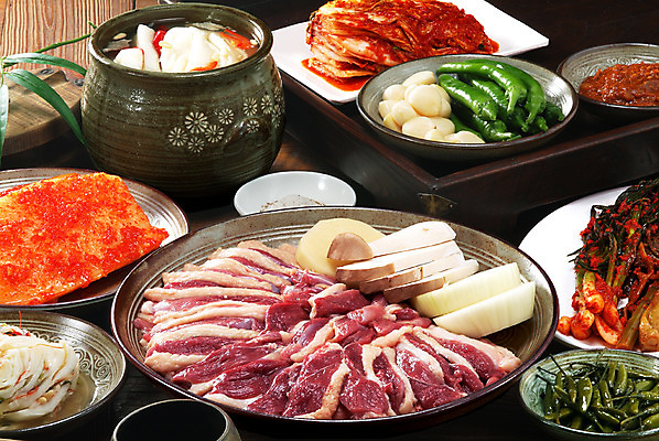 포토 JPG 스튜디오촬영 한국문화 그릇 접시 한식 음식 고추 양파 김치 감자 실내 마늘 육류 요리 사람없음 배추김치 쌈장 풋고추 송이버섯 오리고기 백김치 동치미 갓김치 고추절임 무김치 오리주물럭 국내포토 동양문화 식기 채소 식재료 오리 한국 내부 버섯 양념 절임 파일형식