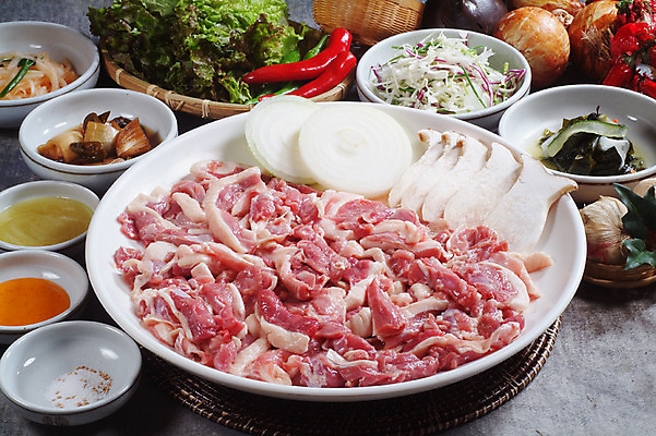 포토 JPG 스튜디오촬영 한국문화 그릇 접시 한식 음식 고추 양파 실내 육류 요리 사람없음 장식 샐러드 상추 받침대 쌈 홍고추 소금 풋고추 송이버섯 오리고기 양파장아찌 오리주물럭 국내포토 동양문화 식기 채소 식재료 오리 한국 내부 버섯 장아찌 파일형식