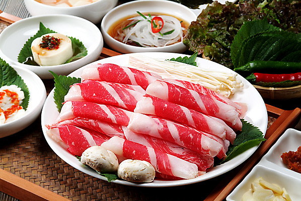 포토 JPG 스튜디오촬영 한국문화 그릇 고추 실내 마늘 생고기 육류 요리 사람없음 소고기 상추 받침대 쌈 홍고추 깻잎 양송이 팽이버섯 쌈장 풋고추 연두부 차돌박이 국내포토 동양문화 식기 채소 식재료 한국 내부 버섯 양념 두부 파일형식