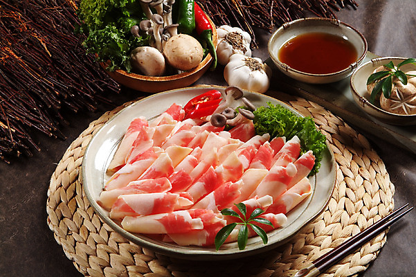 포토 JPG 스튜디오촬영 한국문화 그릇 젓가락 고추 실내 마늘 생고기 육류 요리 사람없음 소고기 받침대 홍고추 양송이 풋고추 느타리버섯 차돌박이 국내포토 동양문화 식기 채소 식재료 한국 수저 내부 버섯 파일형식