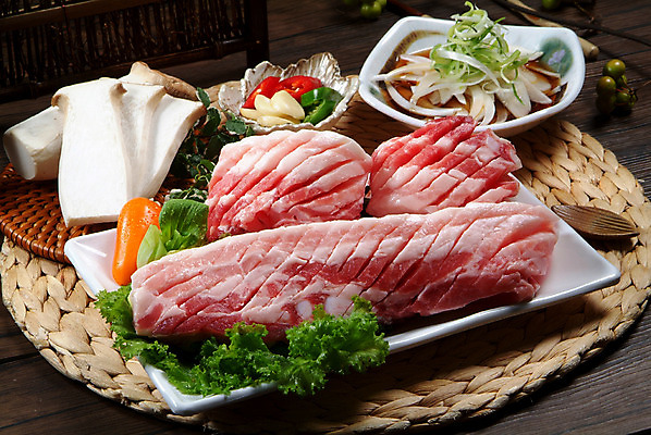 포토 JPG 스튜디오촬영 그릇 접시 고추 회색배경 실내 마늘 생고기 돼지고기 요리 사람없음 받침대 삼겹살 새송이버섯 양파초절임 벌집삼겹살 국내포토 식기 백그라운드 채소 육류 내부 버섯 회색 절임 파일형식