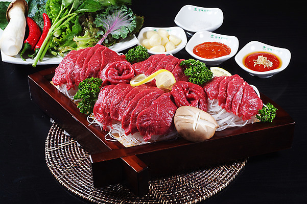 포토 JPG 스튜디오촬영 한국문화 그릇 접시 고추 실내 파슬리 마늘 생고기 육류 요리 사람없음 버섯 양념 상추 레몬 받침대 쌈 홍고추 쌈장 송이버섯 쌈채소 특수부위 국내포토 동양문화 식기 채소 과일 식재료 한국 내부 부위 파일형식