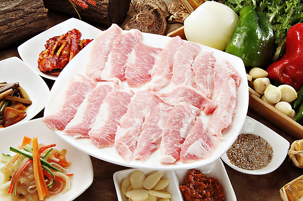 포토 JPG 스튜디오촬영 한국문화 그릇 접시 채소 반찬 양파 피망 실내 마늘 생고기 육류 돼지고기 요리 사람없음 소금 쌈장 게장 냉채 마늘장아찌 양념게장 항정살 국내포토 동양문화 식기 한식 음식 식재료 한국 내부 양념 게요리 장아찌 파일형식