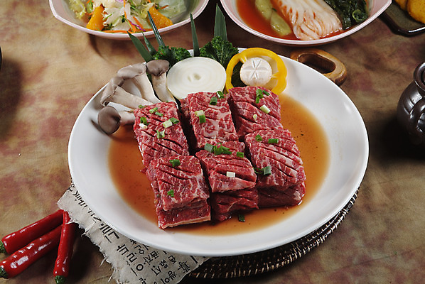 포토 JPG 스튜디오촬영 그릇 접시 양파 피망 김치 실내 생고기 사람없음 샐러드 소고기 받침대 홍고추 갈비 양송이 느타리버섯 소갈비 갈색배경 국내포토 식기 한식 음식 백그라운드 채소 고추 육류 내부 갈색 버섯 파일형식