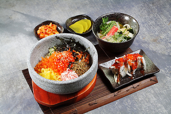 포토 JPG 스튜디오촬영 그릇 음식 일본문화 밥 실내 요리 사람없음 면류 면 깍두기 받침대 단무지 우동 롤 날치알 날치알밥 롤스시 알밥 일본음식 국내포토 동양문화 식기 외국문화 김치 내부 알 초밥 파일형식