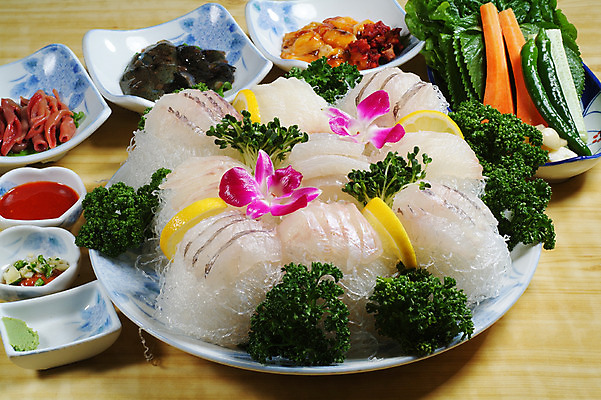 포토 JPG 스튜디오촬영 그릇 꽃 실내 파슬리 마늘 어류 요리 사람없음 장식 당근 생선회 양념 고추냉이 레몬 해산물 깻잎 풋고추 성게 개불 나무탁자 농어 멍게 초고추장 일본음식 국내포토 식물 식기 음식 채소 과일 고추 탁자 극피동물 뿌리채소 내부 바다동물 수중동물 회 해물 파일형식