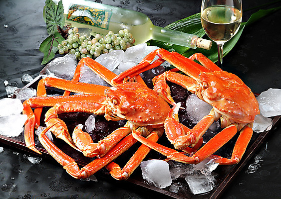 포토 JPG 스튜디오촬영 음식 술잔 술병 쟁반 실내 요리 사람없음 장식 와인 얼음 게 화이트와인 해산물 대게 국내포토 자연요소 병_용기 잔 주류 갑각류 내부 파일형식