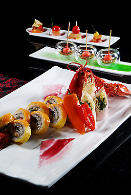포토 JPG 스튜디오촬영 그릇 접시 음식 일본문화 실내 요리 사람없음 바닷가재 롤 랍스터롤 롤스시 일본음식 국내포토 동양문화 식기 외국문화 내부 초밥 가재 파일형식