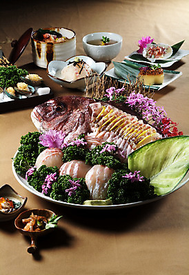 포토 JPG 스튜디오촬영 그릇 접시 꽃 음식 다수 잎 일본문화 실내 파슬리 요리 사람없음 장식 다양 생선회 회 해산물 모듬회 일본음식 국내포토 식물 동양문화 식기 외국문화 채소 내부 파일형식