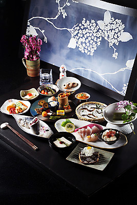 포토 JPG 스튜디오촬영 그릇 꽃 음식 다수 일본문화 젓가락 실내 요리 사람없음 장식 다양 상차림 정식 정식요리 카이세키요리 일본음식 국내포토 식물 동양문화 식기 외국문화 수저 내부 파일형식