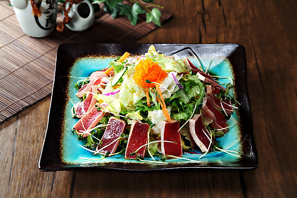 포토 JPG 스튜디오촬영 그릇 음식 일본문화 오이 실내 요리 사람없음 당근 샐러드 양상추 참치 날치알 적채 참치다다끼 일본음식 국내포토 동양문화 식기 외국문화 채소 뿌리채소 어류 내부 알 양배추 파일형식