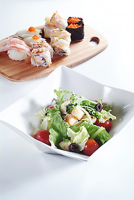 포토 JPG 스튜디오촬영 그릇 음식 일본문화 실내 요리 사람없음 초밥 샐러드 받침대 롤 군함말이초밥 롤스시 맛살 일본음식 국내포토 동양문화 식기 외국문화 내부 파일형식