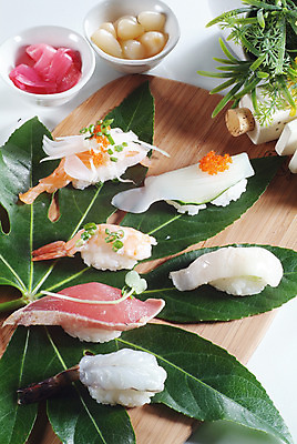 포토 JPG 스튜디오촬영 그릇 음식 잎 일본문화 새우 실내 요리 사람없음 초밥 받침대 연어 락교 날치알 일본음식 국내포토 식물 동양문화 식기 외국문화 갑각류 어류 내부 알 염교 파일형식