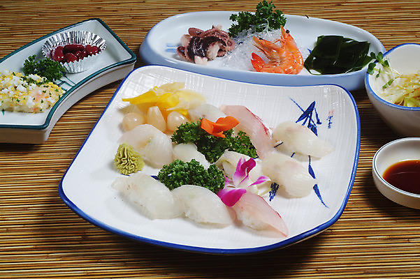 포토 JPG 스튜디오촬영 그릇 음식 일본문화 새우 실내 요리 사람없음 초밥 샐러드 단무지 간장 락교 미역 일본음식 국내포토 동양문화 식기 외국문화 갑각류 내부 양념 해조류 염교 파일형식