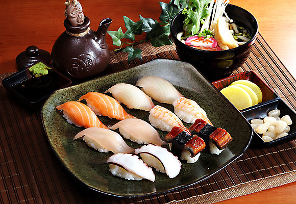 포토 JPG 스튜디오촬영 그릇 음식 잎 일본문화 새우 실내 요리 사람없음 초밥 장어 받침대 단무지 우동 문어 연어 정식 락교 일본음식 국내포토 식물 동양문화 식기 외국문화 연체동물 갑각류 어류 내부 수중동물 면류 염교 파일형식