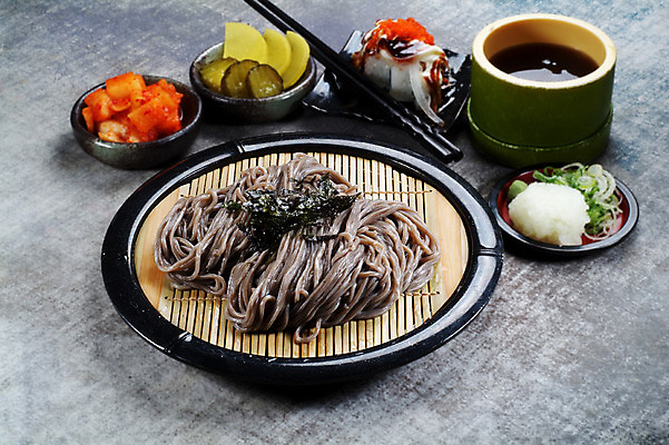 포토 JPG 스튜디오촬영 그릇 음식 일본문화 젓가락 실내 요리 사람없음 면류 면 메밀국수 깍두기 고추냉이 메밀 피클 단무지 롤 파 일본음식 판모밀 국내포토 동양문화 식기 외국문화 채소 식재료 김치 수저 내부 양념 절임 파일형식