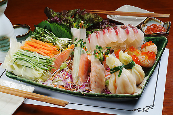 포토 JPG 스튜디오촬영 그릇 접시 음식 채소 일본문화 술잔 젓가락 술병 오이 실내 요리 사람없음 당근 회 상추 깻잎 쌈장 무순 날치알 무쌈말이 연어알 일본음식 국내포토 동양문화 식기 외국문화 병_용기 잔 뿌리채소 주류 수저 내부 알 양념 새싹채소 파일형식