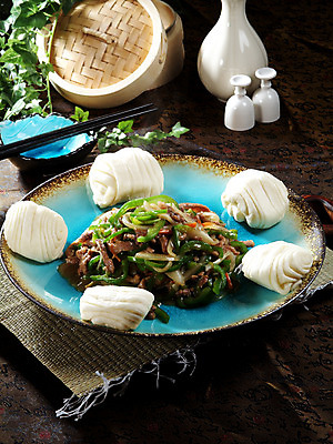 포토 JPG 스튜디오촬영 그릇 접시 음식 잎 젓가락 중국문화 실내 요리 사람없음 장식 중식 받침대 고추잡채 꽃빵 국내포토 식물 동양문화 식기 빵 외국문화 수저 내부 잡채 파일형식