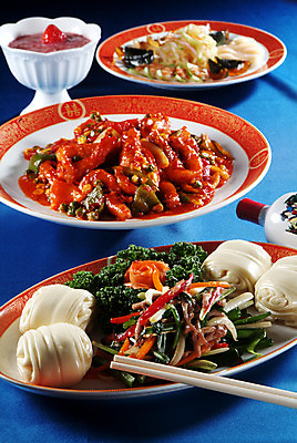 포토 JPG 스튜디오촬영 그릇 접시 음식 젓가락 술병 중국문화 실내 요리 사람없음 중식 고추잡채 꽃빵 국내포토 동양문화 식기 빵 외국문화 병_용기 주류 수저 내부 잡채 파일형식