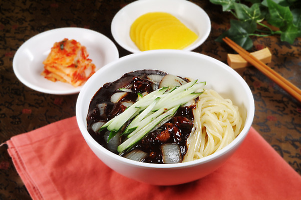 포토 JPG 스튜디오촬영 그릇 접시 음식 젓가락 김치 오이 중국문화 실내 요리 사람없음 중식 면류 면 짜장면 천 받침대 단무지 국내포토 동양문화 식기 한식 외국문화 채소 수저 내부 직물 파일형식