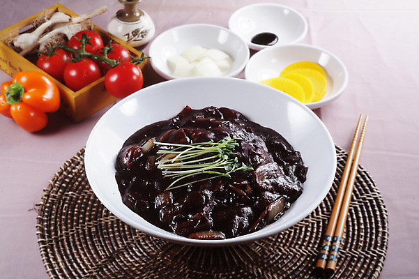 포토 JPG 스튜디오촬영 그릇 접시 음식 토마토 젓가락 양파 피망 중국문화 실내 요리 사람없음 중식 면류 면 짜장면 받침대 단무지 춘장 국내포토 동양문화 식기 외국문화 채소 수저 내부 조미료 파일형식