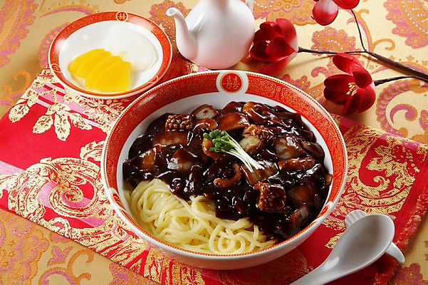 포토 JPG 스튜디오촬영 그릇 접시 꽃 음식 중국문화 실내 요리 사람없음 장식 중식 숟가락 면류 면 짜장면 천 받침대 해산물 단무지 삼선자장면 삼선짜장면 국내포토 식물 동양문화 식기 외국문화 수저 내부 직물 파일형식