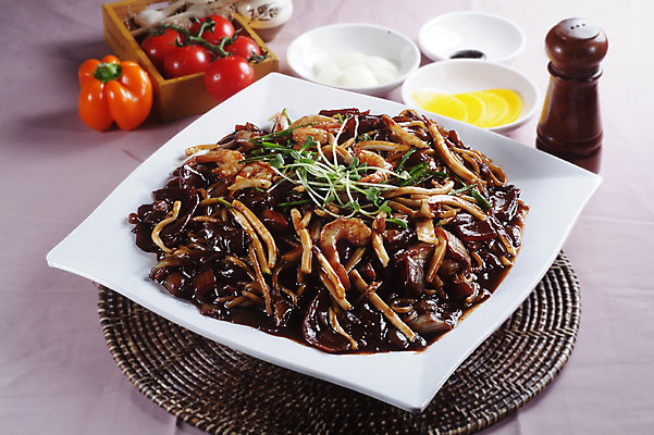 포토 JPG 스튜디오촬영 그릇 접시 음식 토마토 양파 피망 중국문화 실내 요리 사람없음 중식 면류 면 짜장면 받침대 단무지 쟁반짜장 춘장 국내포토 동양문화 식기 외국문화 채소 내부 조미료 파일형식