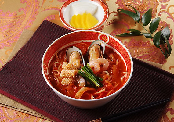 포토 JPG 스튜디오촬영 그릇 접시 음식 양파 중국문화 실내 요리 사람없음 중식 면류 면 천 받침대 단무지 짬뽕 국내포토 동양문화 식기 외국문화 채소 내부 직물 파일형식