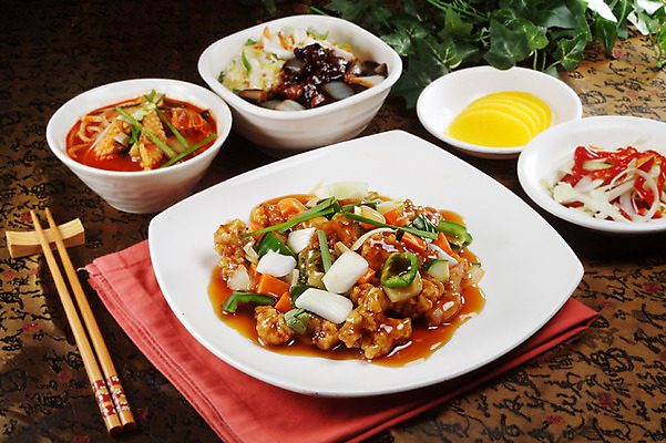 포토 JPG 스튜디오촬영 그릇 접시 음식 젓가락 양파 피망 중국문화 실내 요리 사람없음 중식 샐러드 면류 면 천 받침대 단무지 볶음밥 탕수육 짬뽕 국내포토 동양문화 식기 외국문화 채소 수저 내부 직물 파일형식